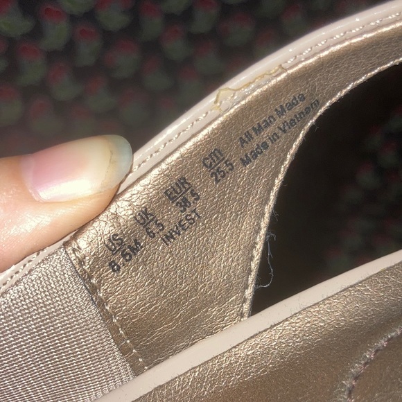 Size 8 1/2 beige, Life Stride peep toe heels. Look just like new - Picture 5 of 6